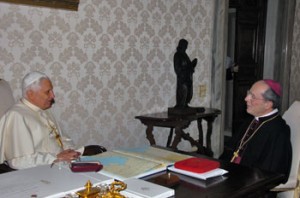 Benedetto XVI con il vescovo mons. Mario Ceccobelli in occasione della visita ad limina del 2007