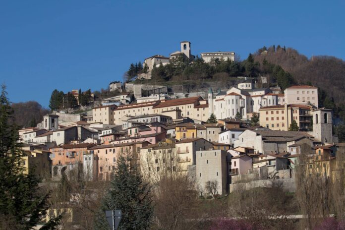 A destra del borgo il monastero di santa Rita da cascia con le sue mura bianche