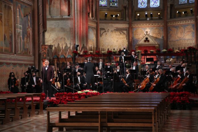 Andrea Bocelli durante la registrazione del concerto nella Basilica Superiore di Assisi