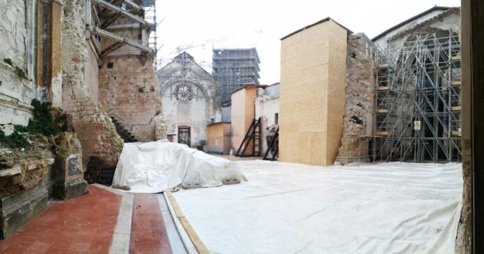 L'interno della basilica di San Benedetto di Norcia sgombra dalle macerie