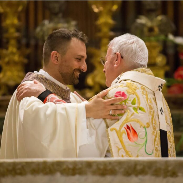 Il card. Gualtiero bassetti con don Marco Briziarelli