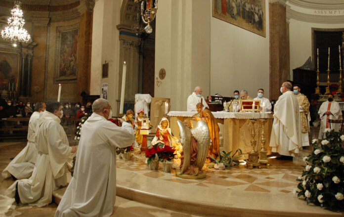 Il vescovo Giuseppe Piemontese celebra la messa con il canto del Te Teum in cattedrale