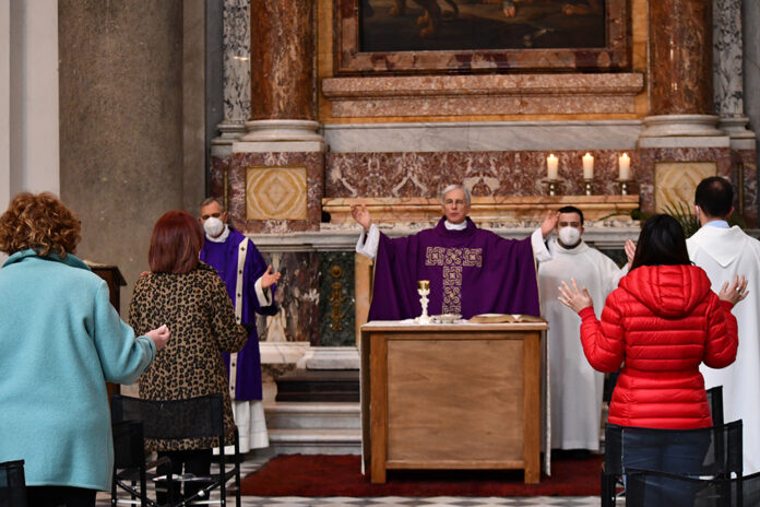 L'arcivescovo di Spoleto-Norcia, monsignor Renato Boccardo, nel corso delle '24 ore per il Signore'