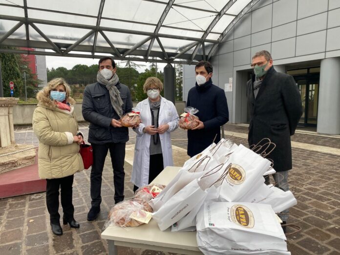 Il sindaco di Perugia con i rappresentanti del Comune e dell'ospedale di Perugia davanti all'ingresso del Santa maria della Misericordia