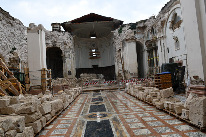 L'interno della concattedrale di Norcia fortemente danneggiata dal terremoto del 2016