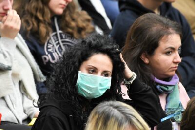 Festa della donna 2021. Donna con mascherina in udienza dal Papa