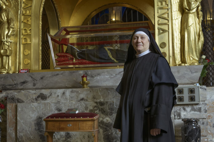 La Priora del Monastero Santa Rita di Cascia, Suor Maria Rosa Bernardinis,davanti all'urna di Santa Rita