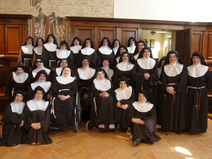 Suor Giuseppa, la tersa da sinistra, in seconda fila, al centro del gruppo di suore della comunità delle clarisse del monastero di Città della Pieve