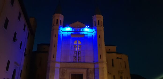 La facciata della basilica di Santa Rita di Cascia illuminata di blu