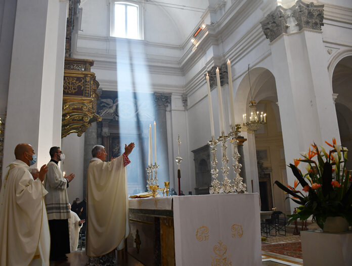 L'arcivescovo Renato Boccardo presiede la celebrazione in Duomo