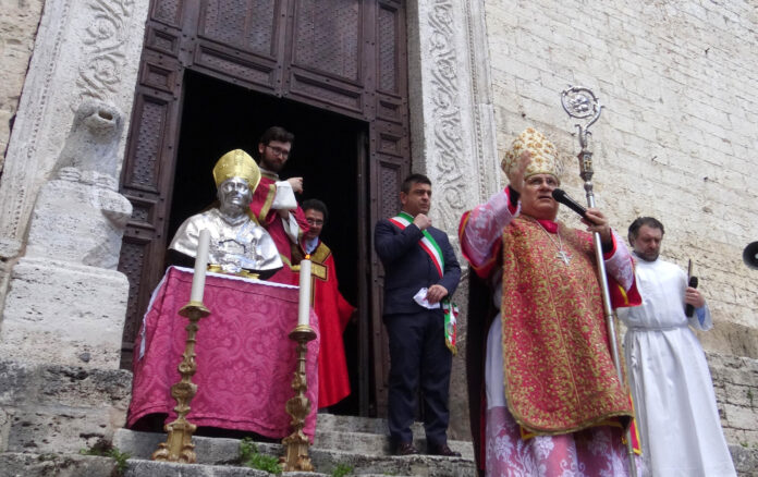 Il vescovo Piemontese sul sagrato della cattedrale di Narni