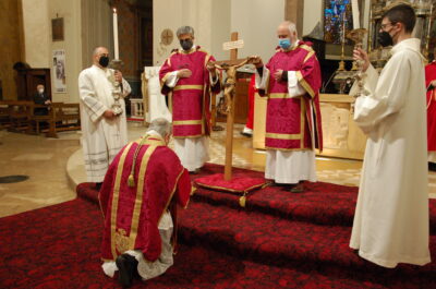 La celebrazione della veglia del venerdì santo nella cattedrale di Terni