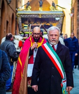 città della pieve, il parroco don sorbaioli e il sindaco risini in processione