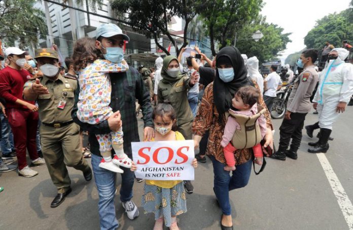 Afghanistan manifestazione di civili con donne e bambini mostrano scritte “S.O.S. afghanistan is not safe