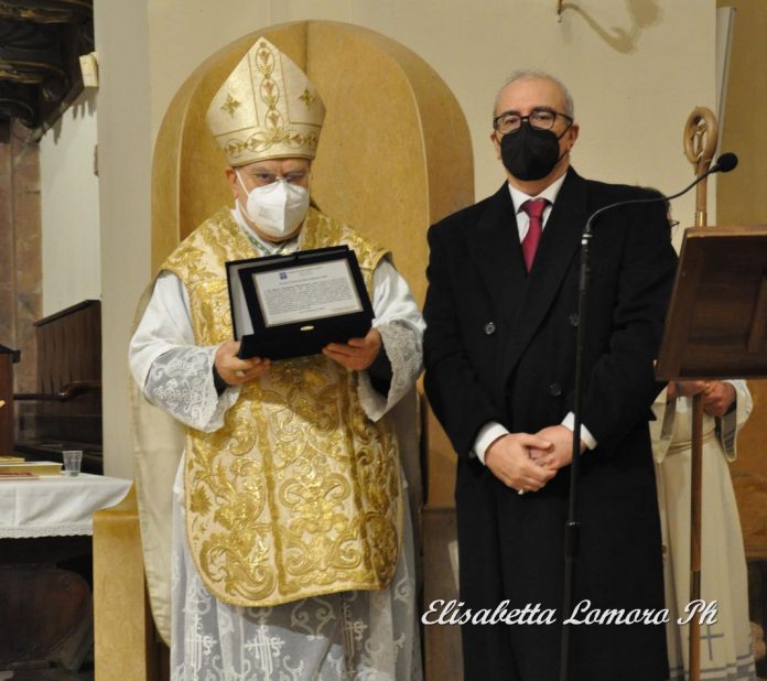 Mons. Piemontese riceve il premio Tommaso Moro