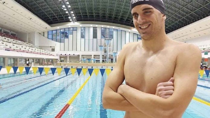 Il campione di nuoto Federico Bassani ai bordi di una piscina