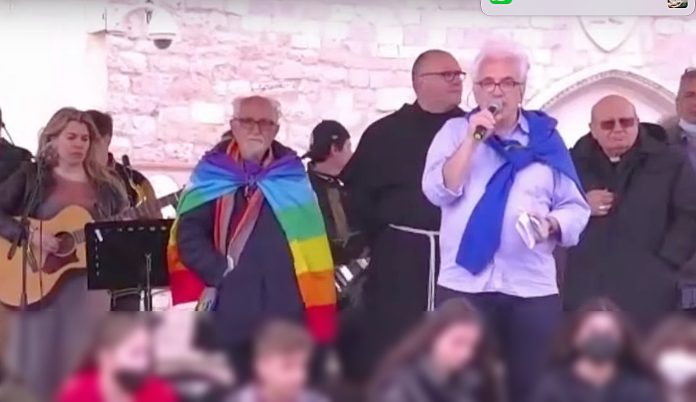 Flavio Lotti nel momento finale della marcia per la pace in Ucraina Perugia Assisi, in piazza san Francesco