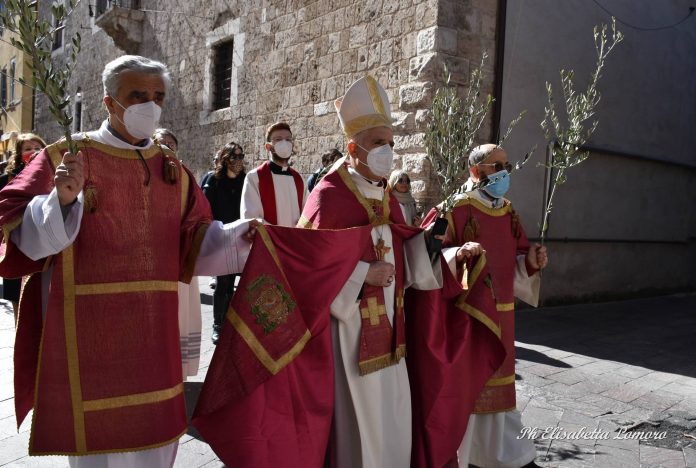 Notre Dame, Venerdì Santo l'arcivescovo di Parigi venera la corona di spine