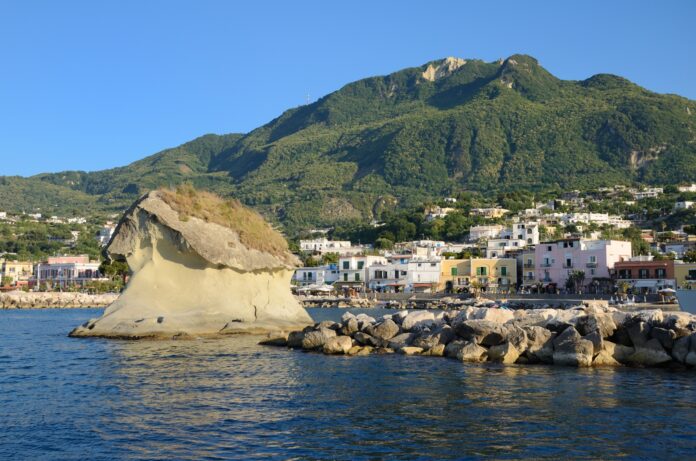 L'isola di ischia con in primo piano il mare