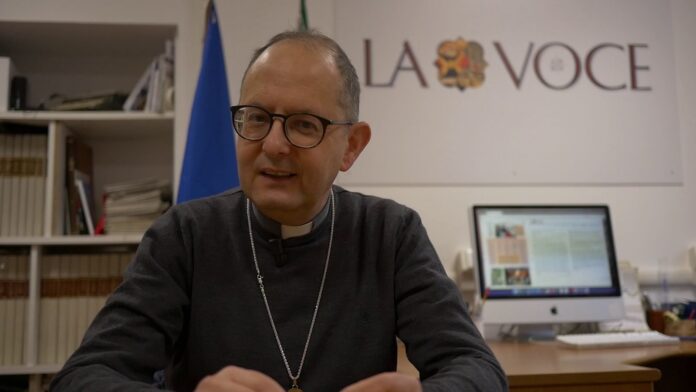 Mons. Ivan Maffeis, vescovo della diocesi di Perugia - Città della Pieve, nel video di auguri di Natale insieme alle redazioni di Umbria radio e settimanale La Voce