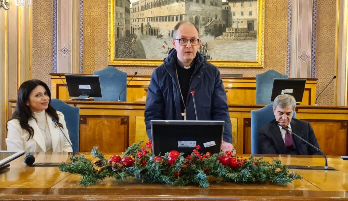 A sinistra seduta la presidente della Provincia Stefania Proietti, in piedi al centro l'arcivescovo Ivan Maffeis, al destra il prefetto di Perugia Armando Gradone