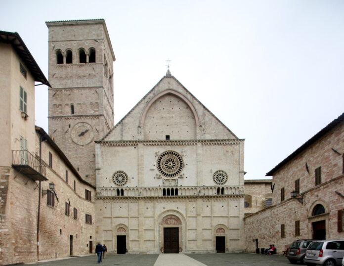 La piazza con la cattedrale di San Rufino di Assisi