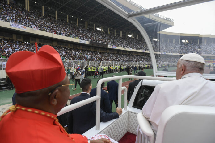 Oaoa sulla papamobile di spalle entra nelo stadio dei martiri sullo sfondo la folla sugli spalti