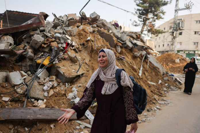 Una donna reagisce disperataaccanto alle macerie di un edificio in seguito agli attacchi israeliani su Rafah nel sud della Striscia di Gaza