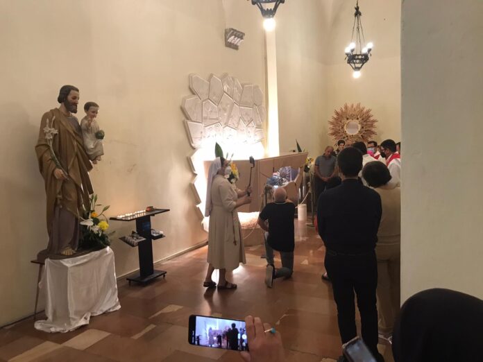 Gente in preghiera davanti alla tomba del beato Carlo Acutis