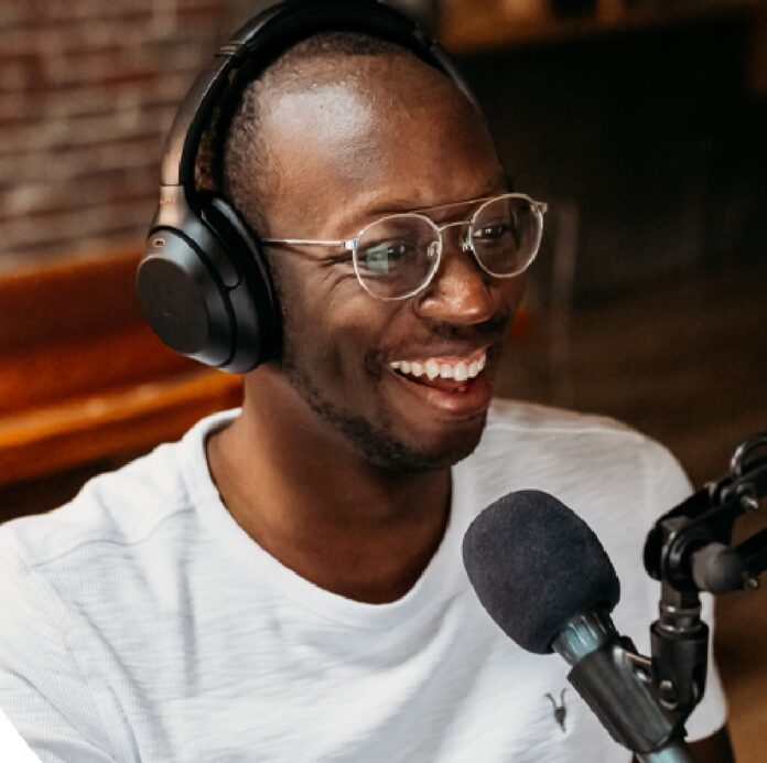 Uomo africano con microfono e cuffie che parla in radio