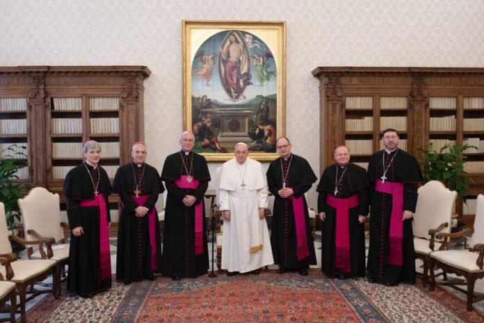 I vescovi umbri disposti in orizzontale con al centro papa Francesco nella sala del Vaticano