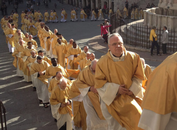 Mons. Giuseppe Ricci con gli altri sacerdoti della diocesi, mentre sale le scale della Cattedrale, nella processione di ingresso celebrazione Messa Crismale in Cattedrale