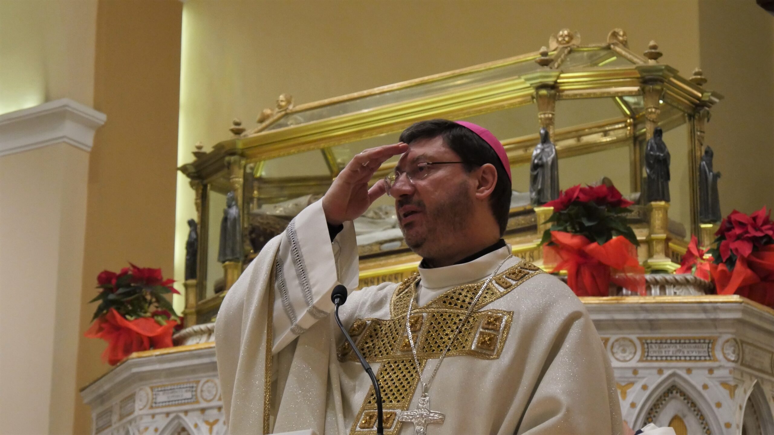 Il vescovo Luciano Paolucci Bedini a mezzo busto celebra sull'altare nella basilica di Sant'Ubaldo a Gubbio