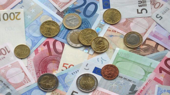 Euro di carta e monete da un euro e centesimi