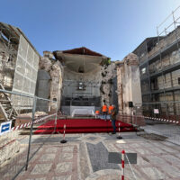 L'interno senza tetto e con vari danni della copncattedrale di Norcia