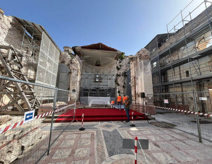 L'interno senza tetto e con vari danni della copncattedrale di Norcia