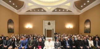 In primo piano seduti il Papa al centro con il veescovo Domenico Sorrentino e suor Alessandra Smerilli. Dietro seduti i componenti della numerosa delegazione