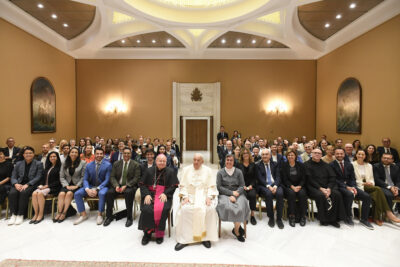 In primo piano seduti il Papa al centro con il veescovo Domenico Sorrentino e suor Alessandra Smerilli. Dietro seduti i componenti della numerosa delegazione