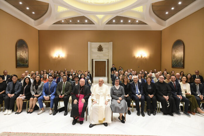 In primo piano seduti il Papa al centro con il veescovo Domenico Sorrentino e suor Alessandra Smerilli. Dietro seduti i componenti della numerosa delegazione