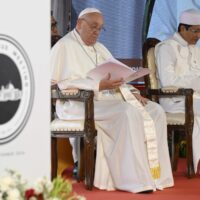 A sinistra papa Francesco con l'Imam Nasaruddin Umar vestito di bianco