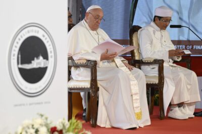 A sinistra papa Francesco con l'Imam Nasaruddin Umar vestito di bianco