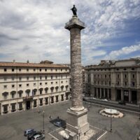 La facciata dall'alto di palazzo Chigi, sede del Governo italiano, in primo piano l'antica colonna romana di Marco Aurelio