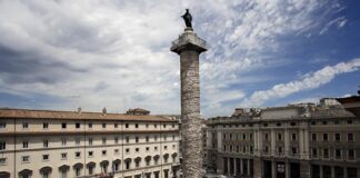 La facciata dall'alto di palazzo Chigi, sede del Governo italiano, in primo piano l'antica colonna romana di Marco Aurelio