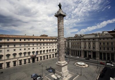 La facciata dall'alto di palazzo Chigi, sede del Governo italiano, in primo piano l'antica colonna romana di Marco Aurelio