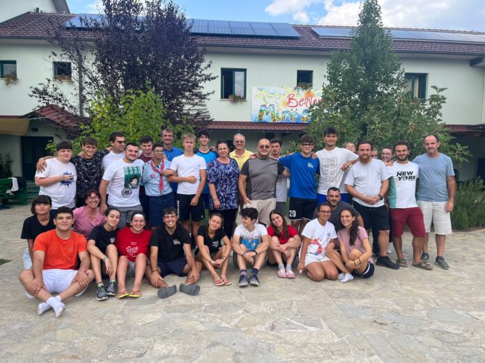 Foto di guppo dei giovani volontari davanti alla casa di leskok in Kosovo