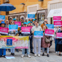 Foto di gruppo dei parteciapnti alla manifestazione delle associazioni pro legge famiglia umbra, con in mano i cartelli con gli slogan