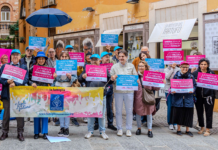 Foto di gruppo dei parteciapnti alla manifestazione delle associazioni pro legge famiglia umbra, con in mano i cartelli con gli slogan