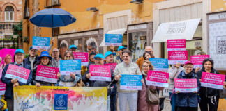 Foto di gruppo dei parteciapnti alla manifestazione delle associazioni pro legge famiglia umbra, con in mano i cartelli con gli slogan