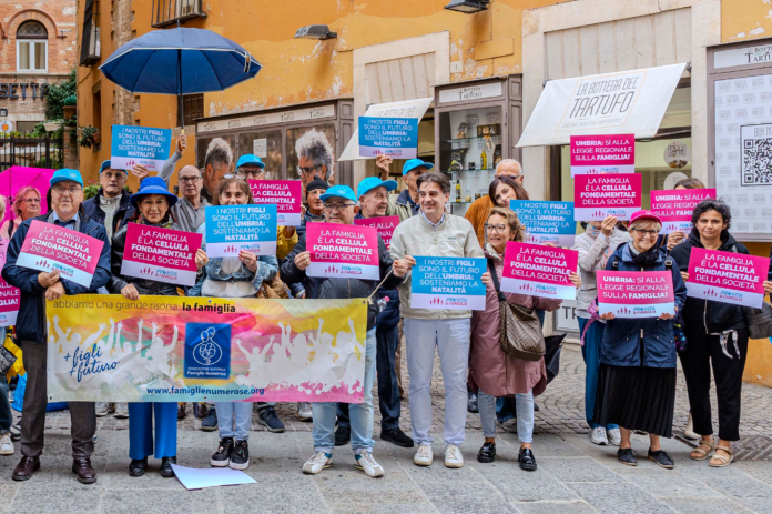 Foto di gruppo dei parteciapnti alla manifestazione delle associazioni pro legge famiglia umbra, con in mano i cartelli con gli slogan