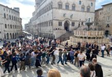 I giovani con i frati francescani in piazza IV Novembre intorno alla Fonta aMaggiore, sullo sfondo Palazzo dei Priori